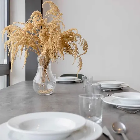 Liiiving In - Crystal Luxury Apartment