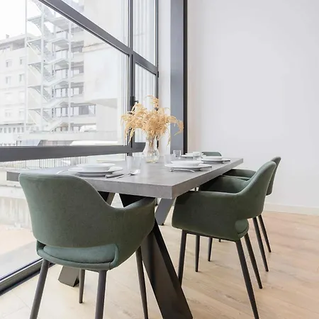 Liiiving In - Crystal Luxury Apartment