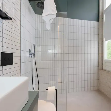 Liiiving In - Crystal Luxury